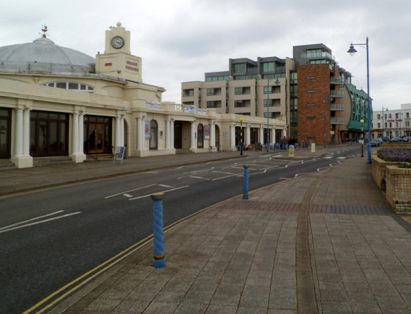 Porthcawl Hotels The Esplanade Porthcawl by&nbsp;Jaggery, CC BY-SA 2.0 , via Wikimedia Commons